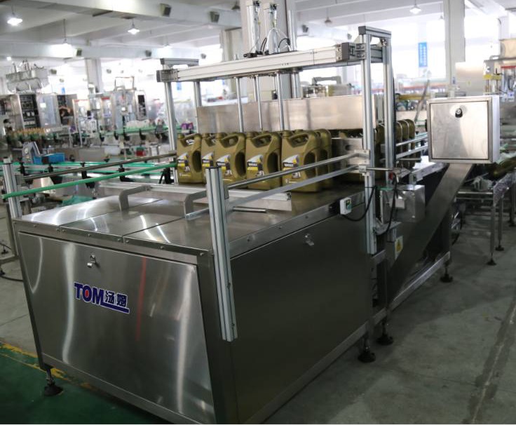 Automatic bottle feeder machine Automatische flesvoedermachine